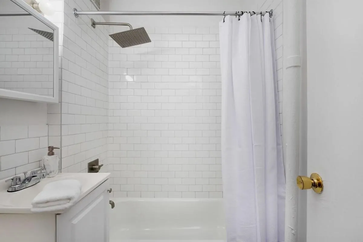 74-1C New Studio With Private Outdoors - Gym New York