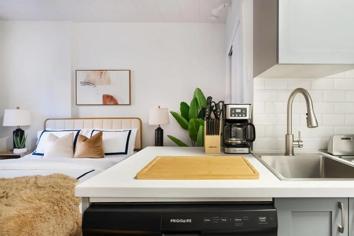 74-1C New Studio With Private Outdoors - Gym New York